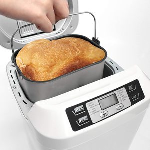 AUCMA BM1333-A Automatic Breadmaker in use.