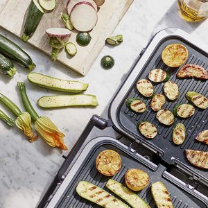 Cuisinart Style Collection Griddle & Grill in use.
