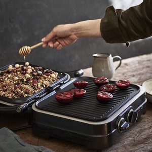 Cuisinart Style Collection Griddle & Grill in use.