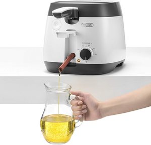 Draining the De'Longhi FS6055 Traditional Deep Fryer's oil.