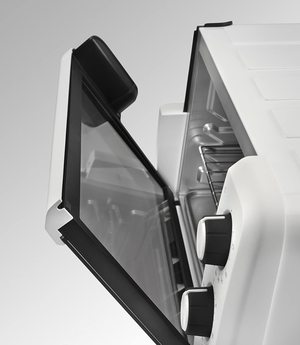 De'Longhi Mini Oven's open door.