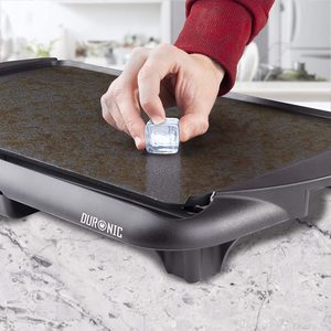 Duronic GP20 Electric Griddle in use.