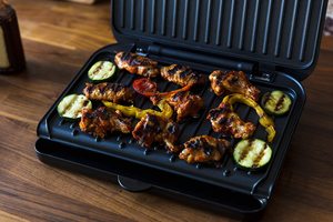 George Foreman 25810 Medium Fit Grill in use.