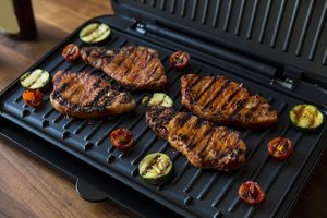 Up close view of the George Foreman 25820 Large Fit Grill.