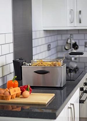 Igenix IG8035 Deep Fat Fryer in use.