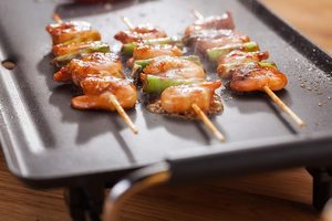 Judge JEA81 Electric Table Top Grill in use.