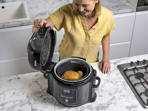 Ninja Foodi OP450UK Multi-Cooker in use.