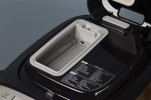 Panasonic SD-2511KXC Breadmaker's nut/raisin dispenser.