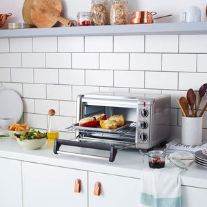 Russell Hobbs 26095 Express Air Fryer Mini Oven in use.