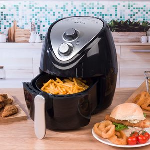 Salter EK2818 Air Fryer in use.