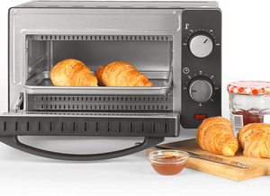 Salter EK4358 Mini Oven in use.