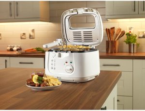 Swan 2.5 Litre Deep Fat Fryer in use.
