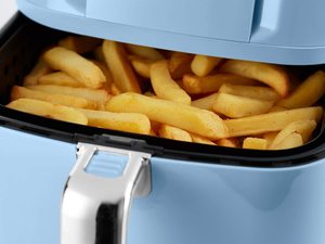 Swan Retro Air Fryer in use.