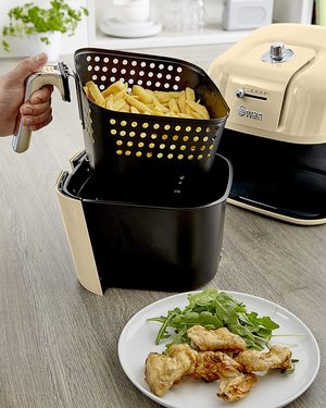 Swan Retro Air Fryer's lift out basket.