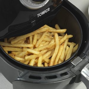 Tower T17005 Health Manual Air Fryer in use.
