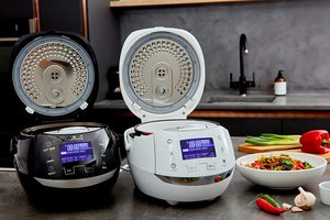 Yum Asia Sakura Rice Cooker's two colours.
